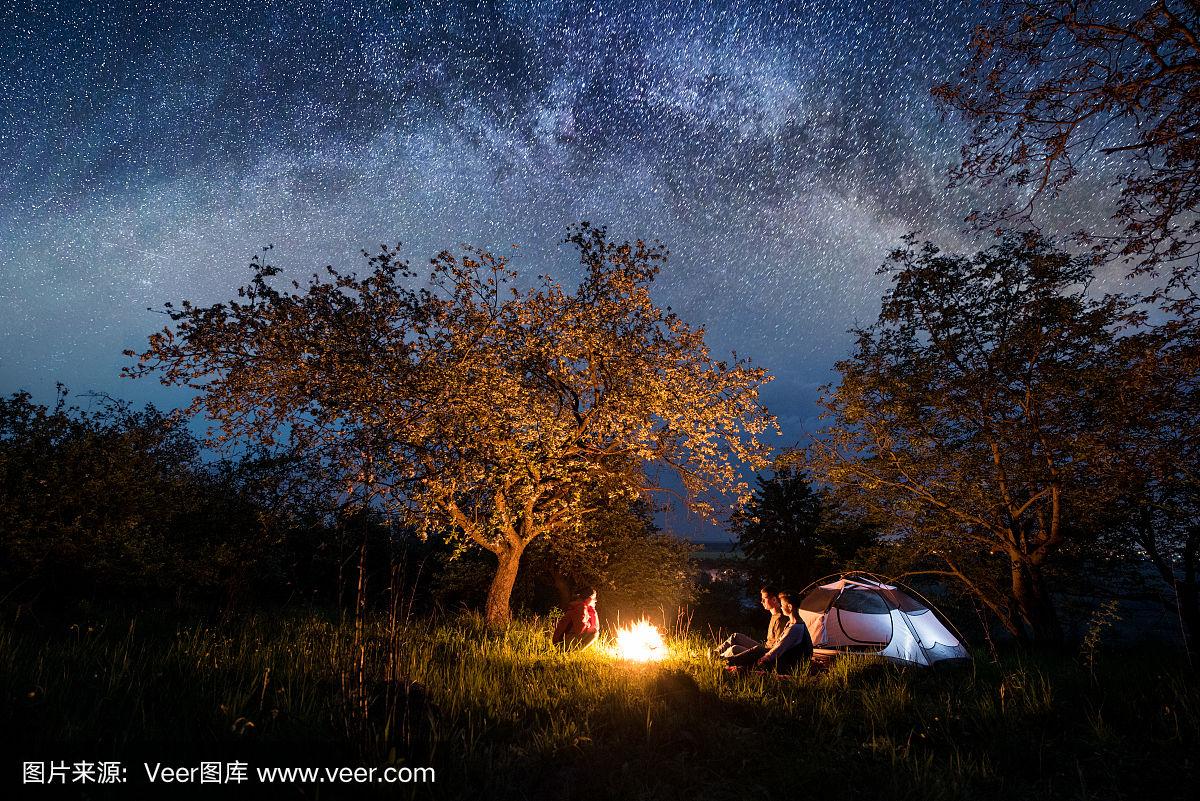 包含特色夜空露营登山运动，星光点点中的极限挑战的词条