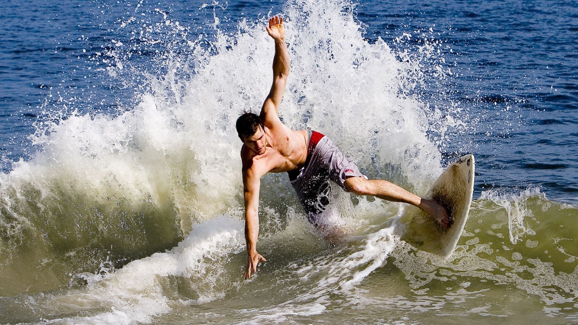 轻量化材料助力提升赛车速度，汽车轻量化车身新材料及其应用技术